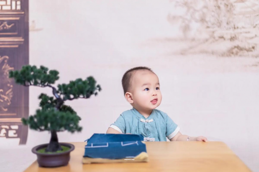 代怀生子好找吗宝宝揉眼睛揉鼻子